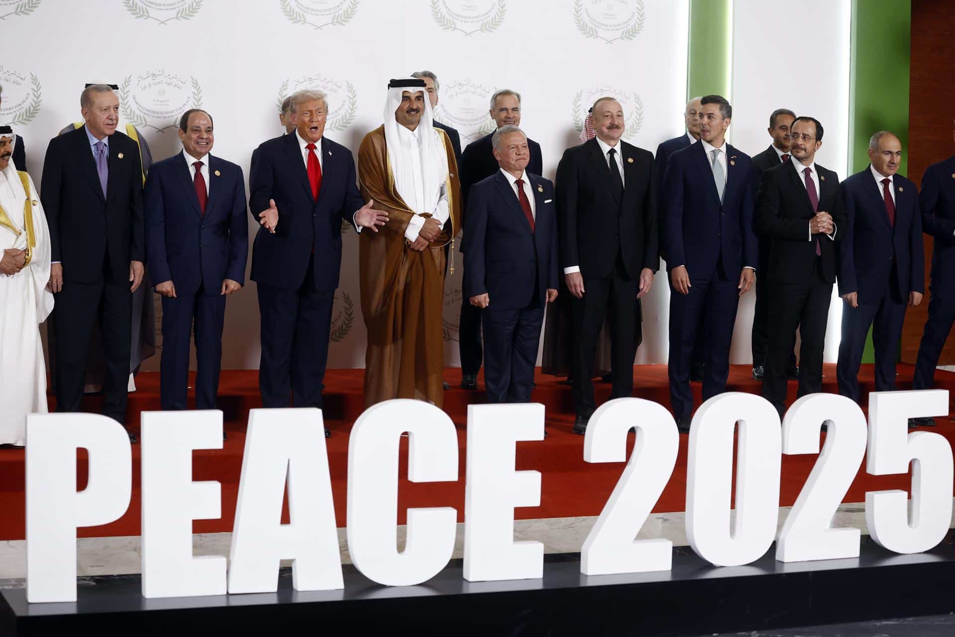 Los presidentes de Turquía, Recep Tayyip Erdogan; de Egipto, Abdel Fattah al-Sisi; de EE.UU., Donald Trump, el emir de Qatar, Cheikh Tamim ben Hamad al-Thani; el rey Abdullah II de Jordania y otros dignatarios al posar este lunes, 13 de octubre, durante la foto familiar en la Cumbre de Paz de Gaza, en Sharm El-Sheikh (Egipto). EFE/Yoan Valat/Pool