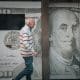 Foto de archivo de una persona que camina frente a una casa de cambio este martes, en Buenos Aires (Argentina). EFE/ Juan Ignacio Roncoroni