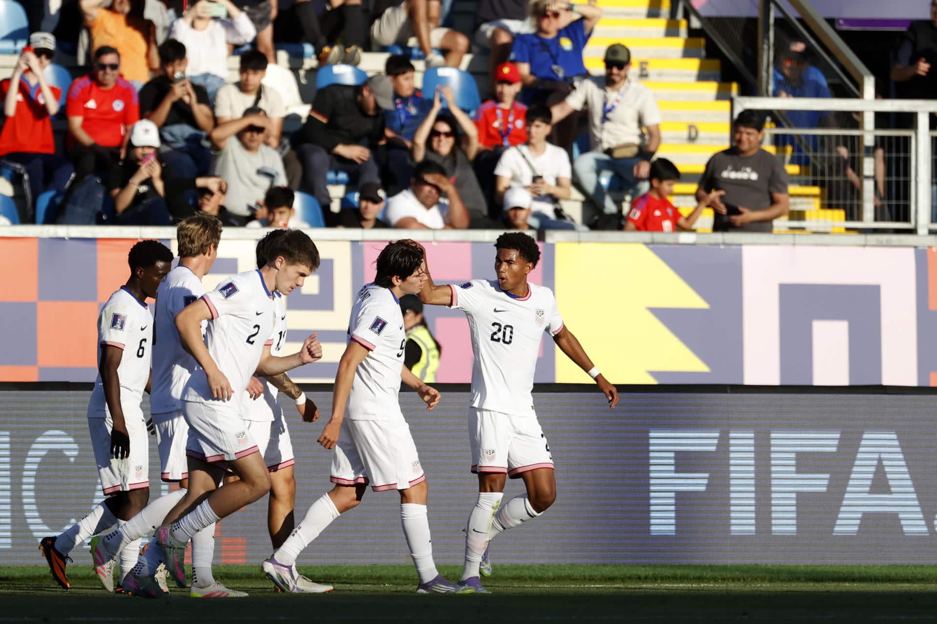 Jugadores de Estados Unidos celebran un gol en un partido del grupo E de la Copa Mundial Sub-20. EFE/ Elvis González