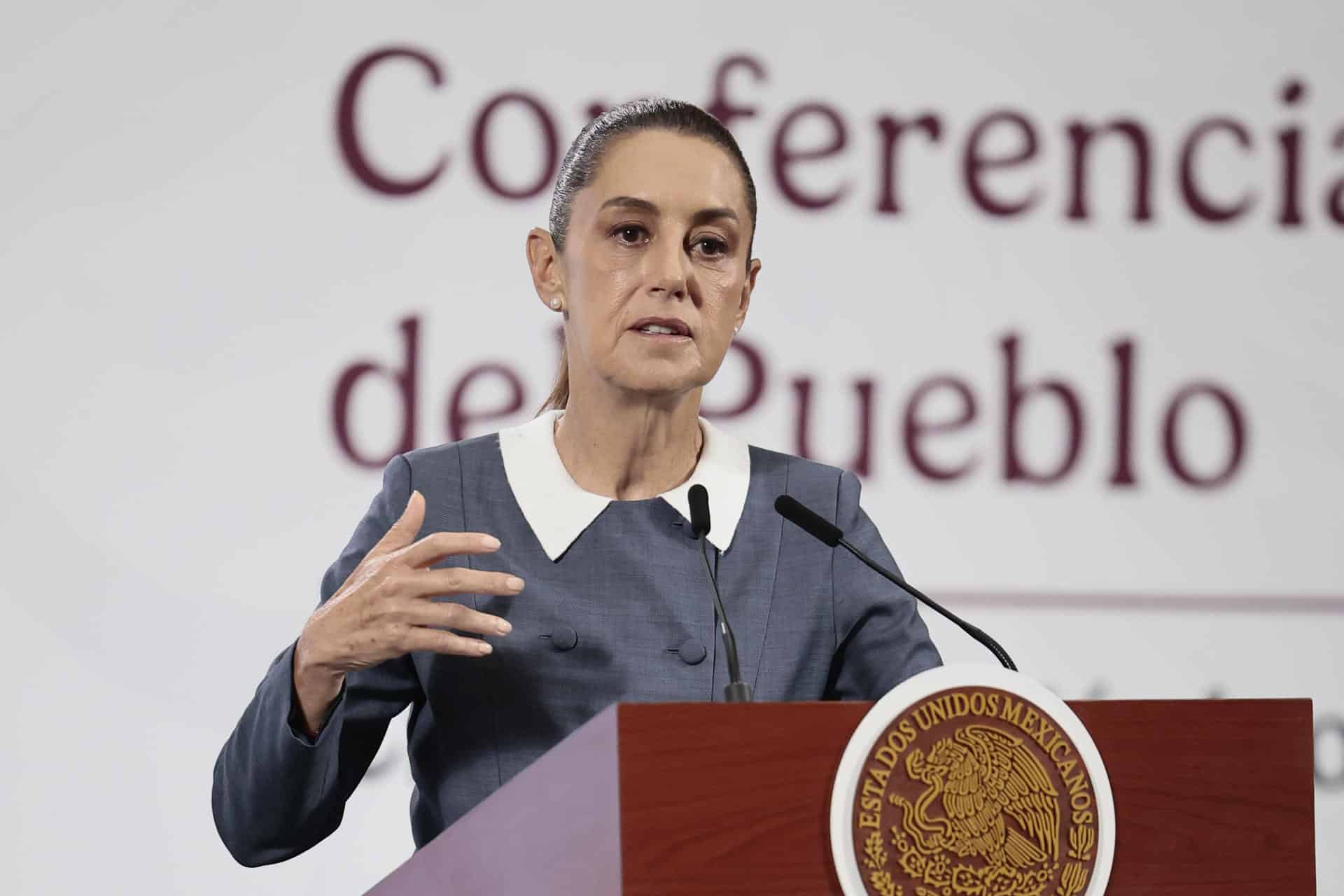 La presidenta de México, Claudia Sheinbaum, habla durante su conferencia de prensa este miércoles en Palacio Nacional de la Ciudad de México (México). EFE/José Méndez