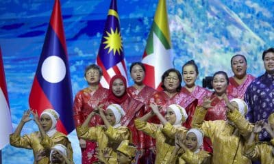 Actuación de bailarines malasios durante la apertura de la cumbre de líderes de la Asociación de Naciones del Sudeste Asiático (ASEAN).
 EFE/EPA/HOW HWEE YOUNG