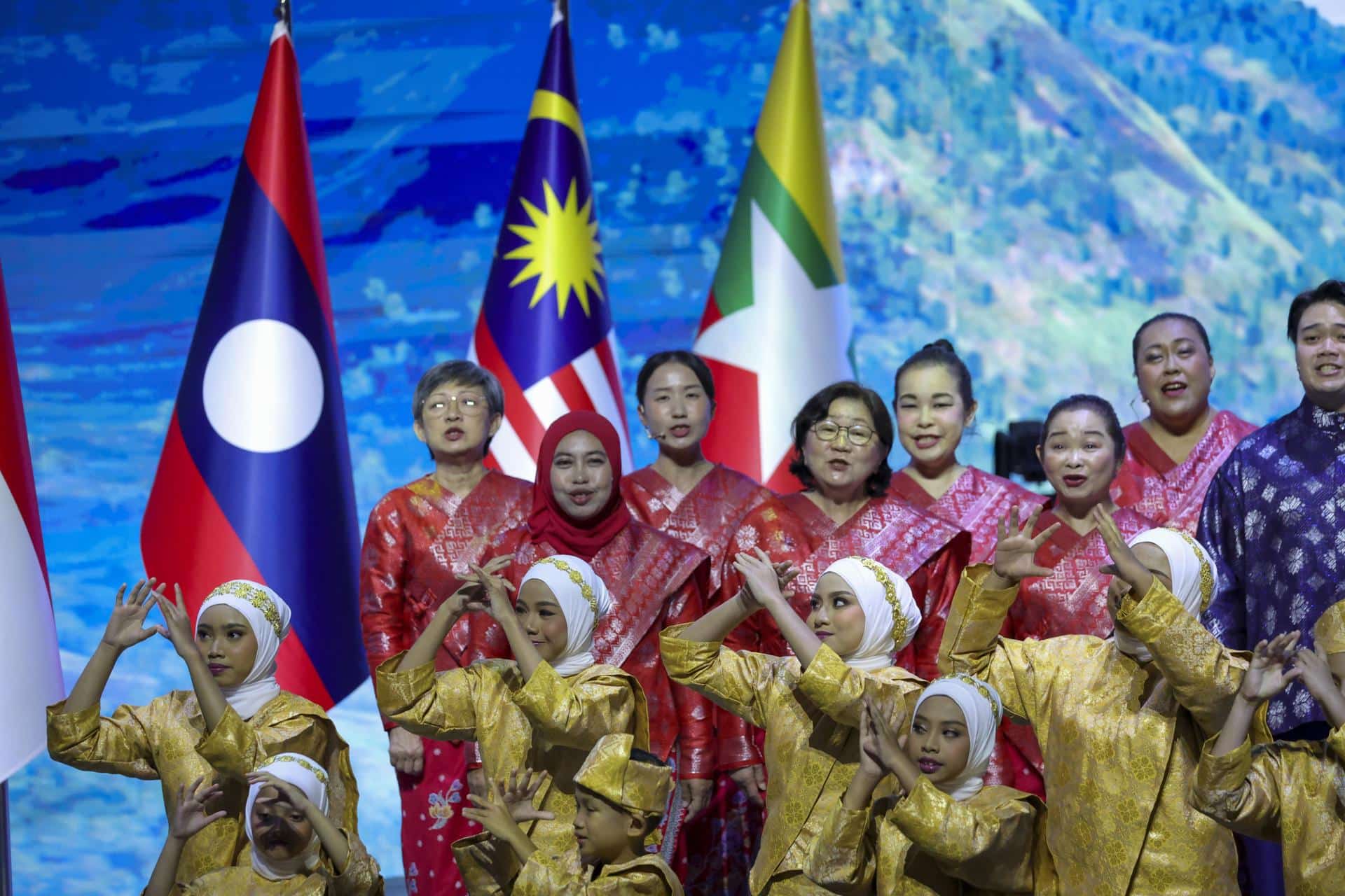 Actuación de bailarines malasios durante la apertura de la cumbre de líderes de la Asociación de Naciones del Sudeste Asiático (ASEAN).
 EFE/EPA/HOW HWEE YOUNG