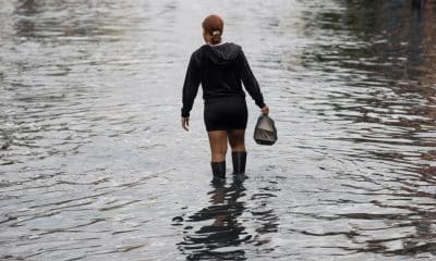 Una mujer camina por una zona inundada este jueves, en Santo Domingo (República Dominicana). EFE/ Orlando Barría