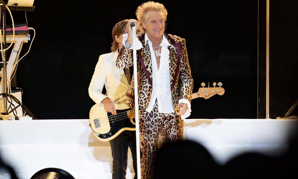 Fotografía cedida por la productora SD Concerts que muestra al cantante y compositor británico Sir Rod Stewart durante un concierto este martes, en el Estadio de Sóftbol del Centro Olímpico de Santo Domingo. EFE/ SD Concerts