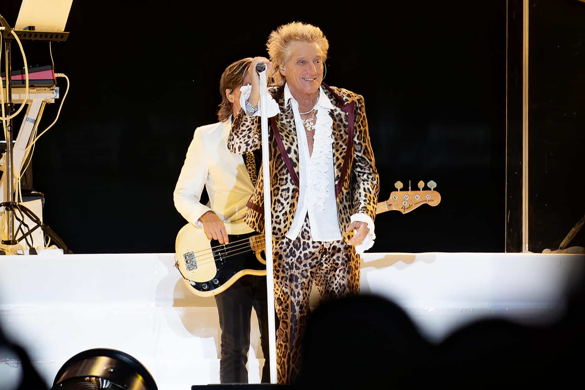 Fotografía cedida por la productora SD Concerts que muestra al cantante y compositor británico Sir Rod Stewart durante un concierto este martes, en el Estadio de Sóftbol del Centro Olímpico de Santo Domingo. EFE/ SD Concerts