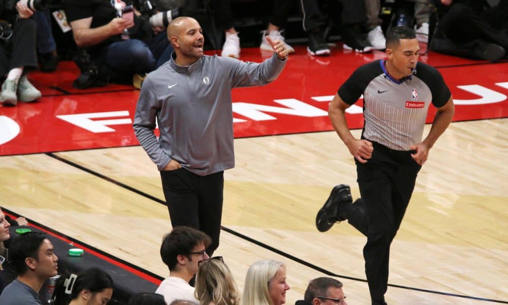 El entrenador de los Nets, Jordi Fernández, (i) cerró este viernes la preparación de pretemporada del equipo de Brooklyn con una derrota ante los Raptors de Toronto por 119-114 en el Scotiabank Arena, en Toronto. EFE/Julio César Rivas.