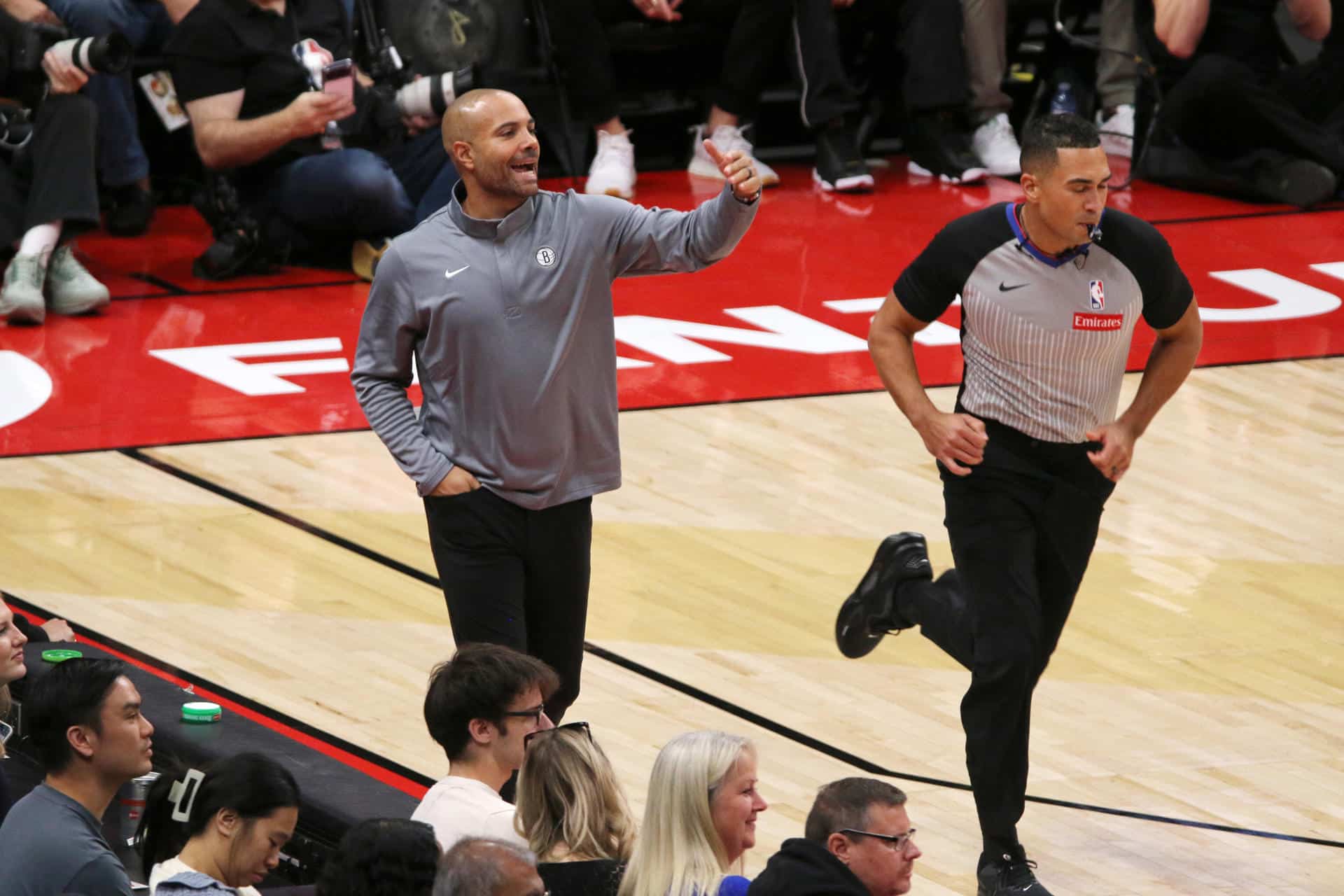 El entrenador de los Nets, Jordi Fernández, (i) cerró este viernes la preparación de pretemporada del equipo de Brooklyn con una derrota ante los Raptors de Toronto por 119-114 en el Scotiabank Arena, en Toronto. EFE/Julio César Rivas.