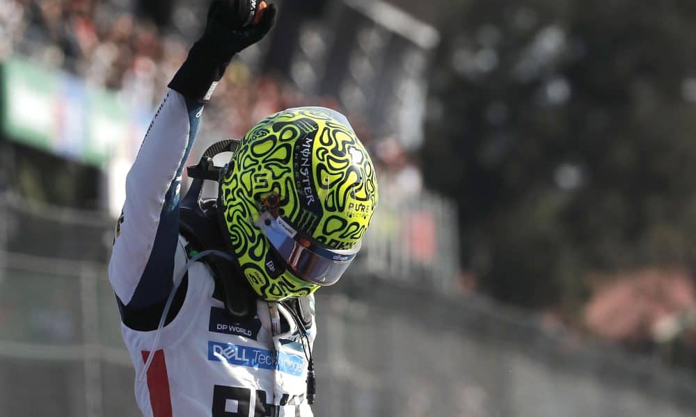 El británico Lando Norris de McLaren, celebra al ganar el Gran Premio de México de la Fórmula Uno este domingo, en el Autódromo Hermanos Rodríguez en Ciudad de México (México). EFE/ Isaac Esquivel