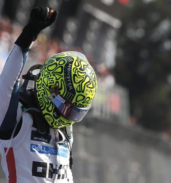 El británico Lando Norris de McLaren, celebra al ganar el Gran Premio de México de la Fórmula Uno este domingo, en el Autódromo Hermanos Rodríguez en Ciudad de México (México). EFE/ Isaac Esquivel