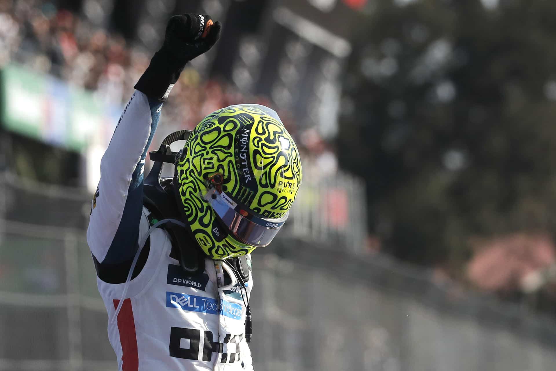 El británico Lando Norris de McLaren, celebra al ganar el Gran Premio de México de la Fórmula Uno este domingo, en el Autódromo Hermanos Rodríguez en Ciudad de México (México). EFE/ Isaac Esquivel