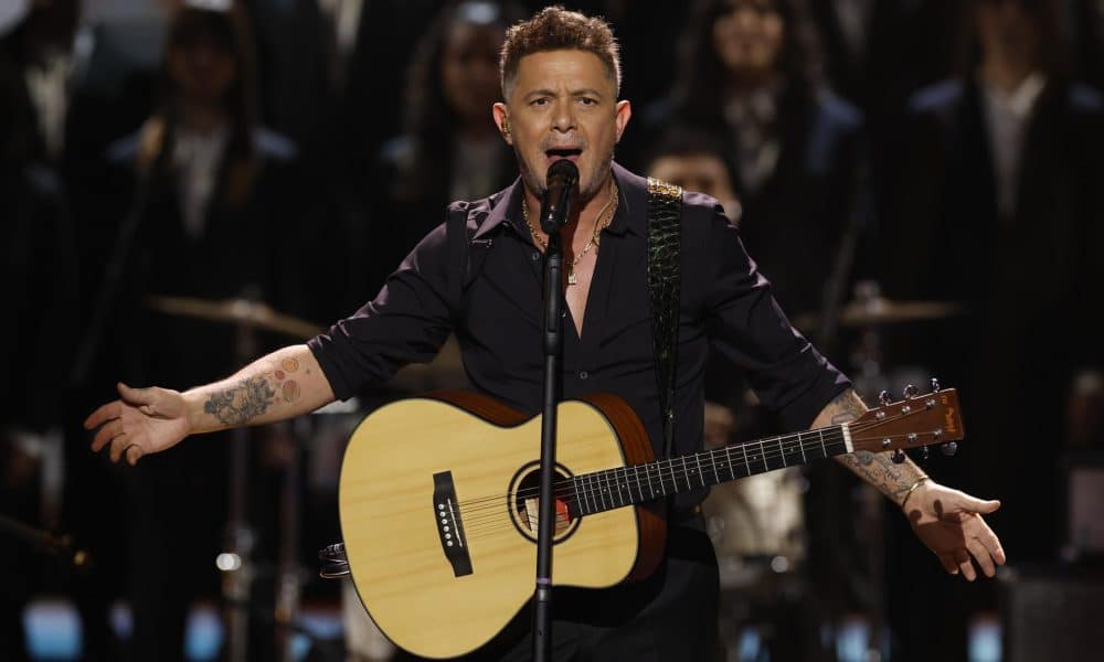 El cantante y compositor Alejandro Sanz, durante una actuación en una imagen de archivo. EFE/Julio Muñoz