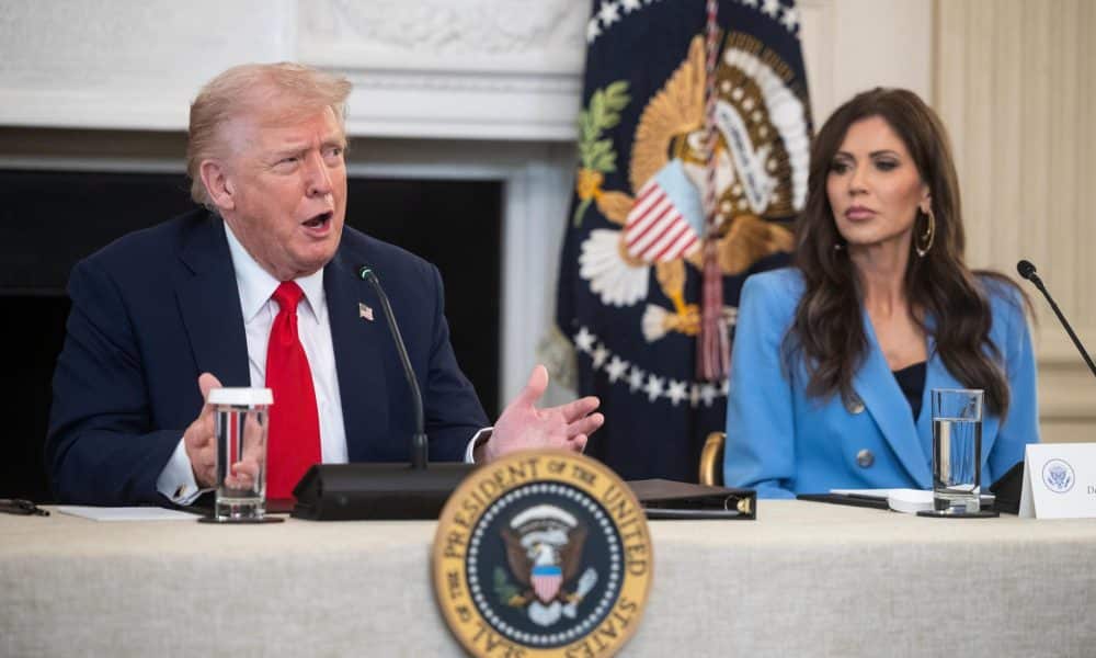 Washington (United States), 09/10/2025.- US President President Donald Trump speaks alongside Homeland Security Secretary Kristi Noem (R) during a Roundtable on Antifa movement in the State Dining Room of the White House in Washington, DC, USA, 08 October 2025. Trump on 22 September designated antifa as a 'domestic terrorist organization' via executive order. (Terrorista) EFE/EPA/FRANCIS CHUNG / POOL