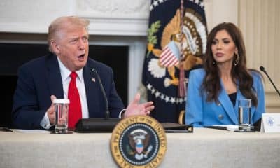 Washington (United States), 09/10/2025.- US President President Donald Trump speaks alongside Homeland Security Secretary Kristi Noem (R) during a Roundtable on Antifa movement in the State Dining Room of the White House in Washington, DC, USA, 08 October 2025. Trump on 22 September designated antifa as a 'domestic terrorist organization' via executive order. (Terrorista) EFE/EPA/FRANCIS CHUNG / POOL