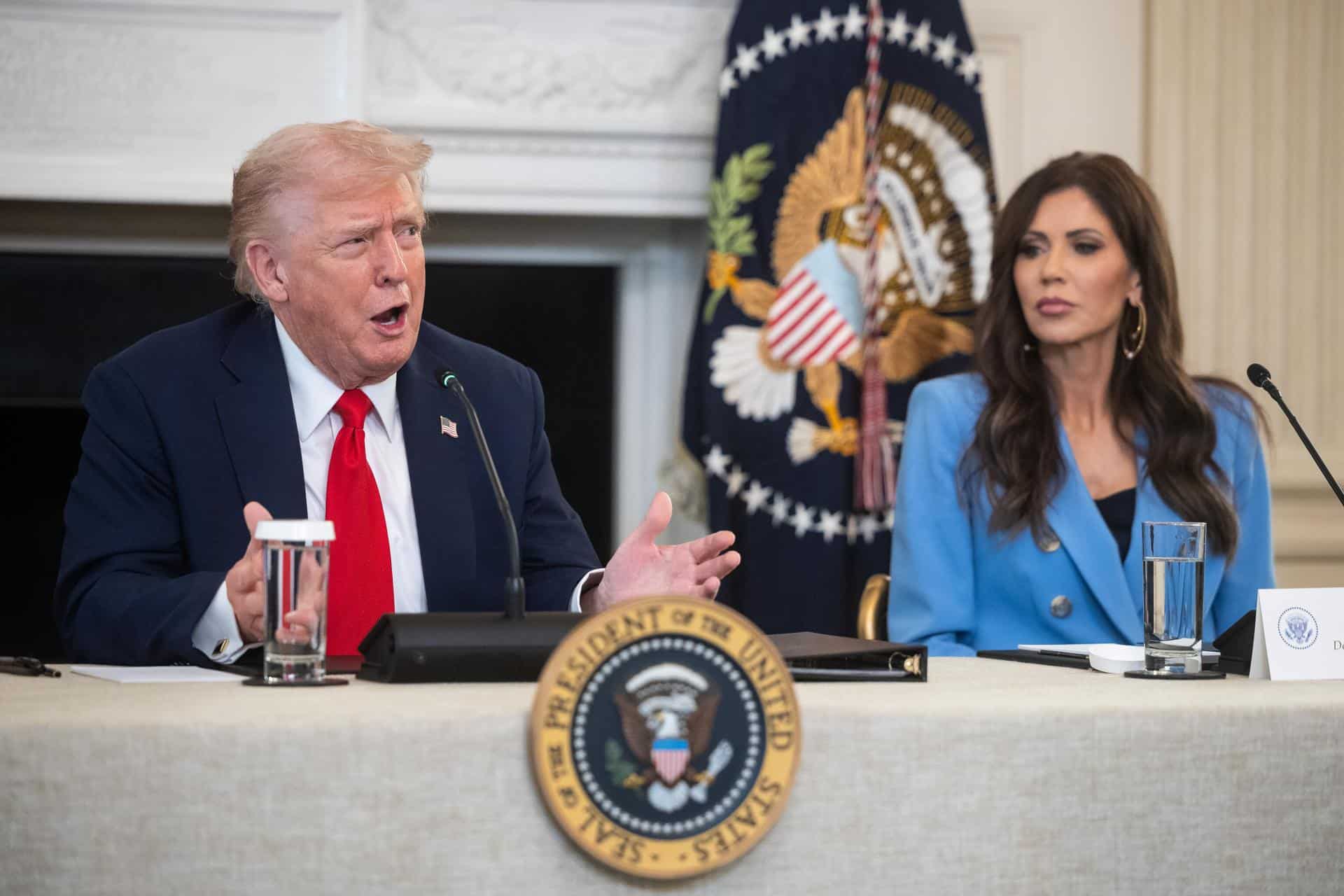 Washington (United States), 09/10/2025.- US President President Donald Trump speaks alongside Homeland Security Secretary Kristi Noem (R) during a Roundtable on Antifa movement in the State Dining Room of the White House in Washington, DC, USA, 08 October 2025. Trump on 22 September designated antifa as a 'domestic terrorist organization' via executive order. (Terrorista) EFE/EPA/FRANCIS CHUNG / POOL