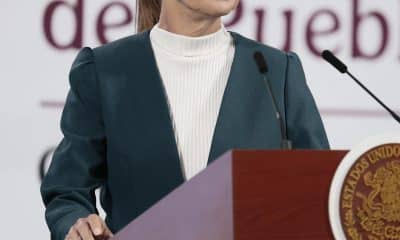 La presidenta de México, Claudia Sheinbaum, habla en una rueda de prensa este lunes, en Palacio Nacional de la Ciudad de México (México). EFE/José Méndez