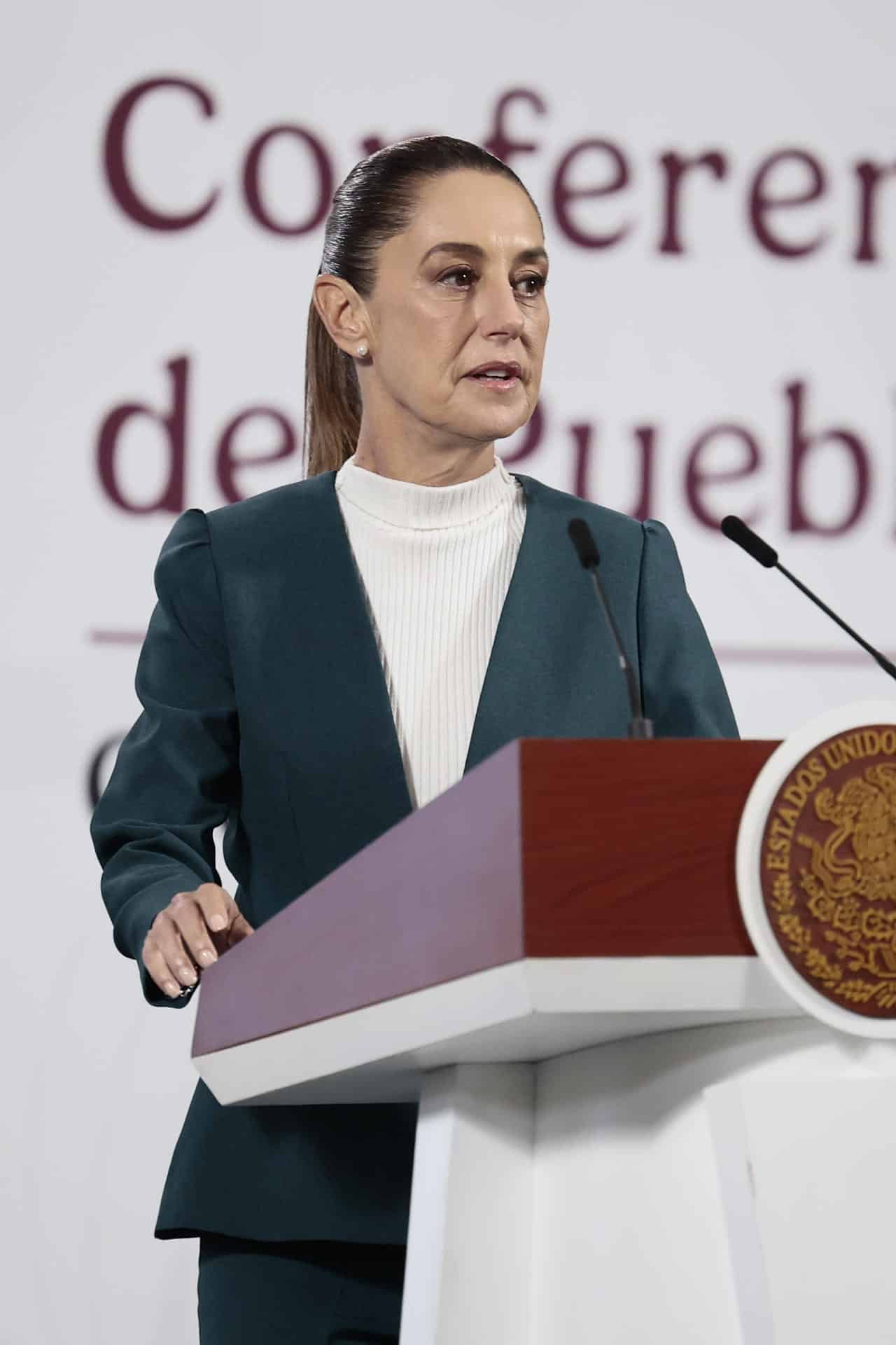 La presidenta de México, Claudia Sheinbaum, habla en una rueda de prensa este lunes, en Palacio Nacional de la Ciudad de México (México). EFE/José Méndez
