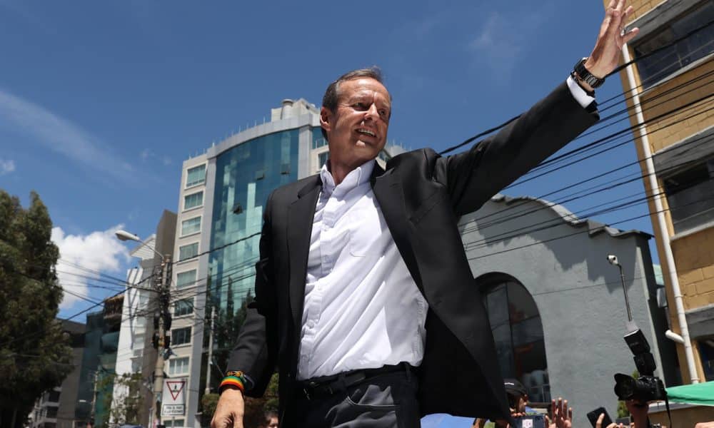 El candidato a la Presidencia de Bolivia por la alianza Libre, Jorge Tuto Quiroga, saluda a simpatizantes al llegar a votar este domingo, en la segunda vuelta electoral para escoger presidente y vicepresidente, en La paz (Bolivia). EFE/ Luis Gandarillas