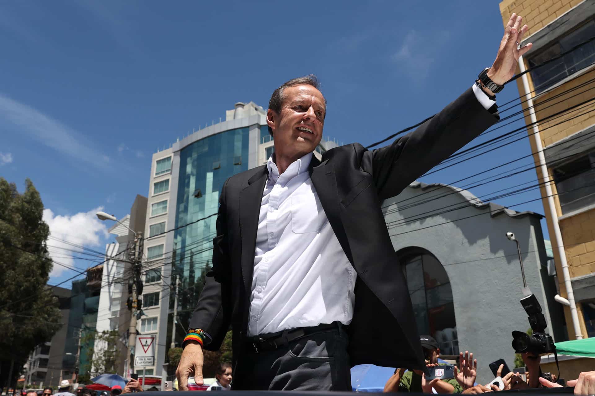 El candidato a la Presidencia de Bolivia por la alianza Libre, Jorge Tuto Quiroga, saluda a simpatizantes al llegar a votar este domingo, en la segunda vuelta electoral para escoger presidente y vicepresidente, en La paz (Bolivia). EFE/ Luis Gandarillas
