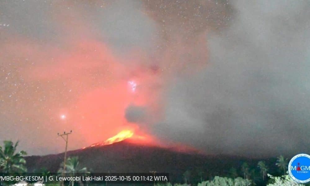 ISLA DE FLORES (Indonesia), 15/10/2025.- El volcán Lewotobi Laki-Laki de Indonesia, ubicado en la oriental isla de Flores, erupcionó en dos ocasiones este miércoles y arrojó ceniza a 10 kilómetros sobre su cráter, lo que llevó a las autoridades a decretar el máximo nivel de alerta. EFE/ Centro De Vulcanología Y Mitigación De Riesgos Geológicos PVMBG SOLO USO EDITORIAL/SOLO DISPONIBLE PARA ILUSTRAR LA NOTICIA QUE ACOMPAÑA (CRÉDITO OBLIGATORIO)