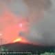 ISLA DE FLORES (Indonesia), 15/10/2025.- El volcán Lewotobi Laki-Laki de Indonesia, ubicado en la oriental isla de Flores, erupcionó en dos ocasiones este miércoles y arrojó ceniza a 10 kilómetros sobre su cráter, lo que llevó a las autoridades a decretar el máximo nivel de alerta. EFE/ Centro De Vulcanología Y Mitigación De Riesgos Geológicos PVMBG SOLO USO EDITORIAL/SOLO DISPONIBLE PARA ILUSTRAR LA NOTICIA QUE ACOMPAÑA (CRÉDITO OBLIGATORIO)