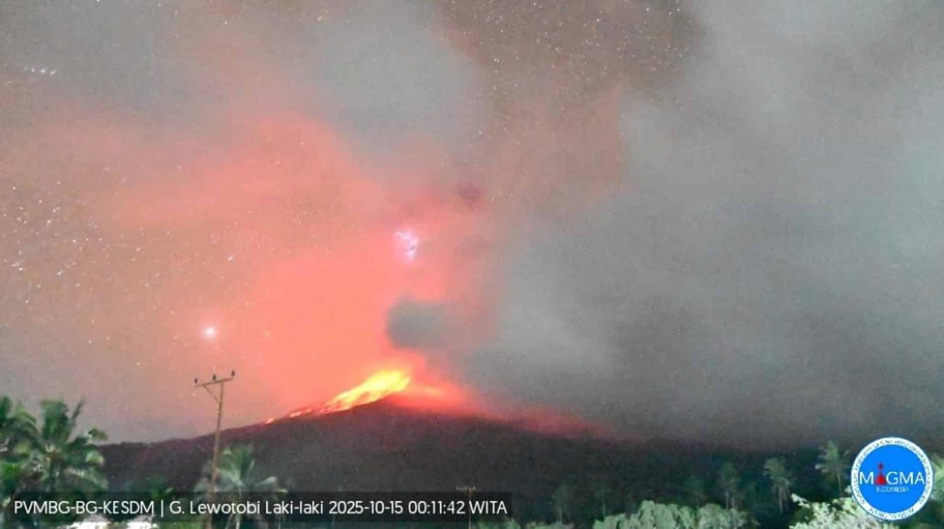 ISLA DE FLORES (Indonesia), 15/10/2025.- El volcán Lewotobi Laki-Laki de Indonesia, ubicado en la oriental isla de Flores, erupcionó en dos ocasiones este miércoles y arrojó ceniza a 10 kilómetros sobre su cráter, lo que llevó a las autoridades a decretar el máximo nivel de alerta. EFE/ Centro De Vulcanología Y Mitigación De Riesgos Geológicos PVMBG SOLO USO EDITORIAL/SOLO DISPONIBLE PARA ILUSTRAR LA NOTICIA QUE ACOMPAÑA (CRÉDITO OBLIGATORIO)