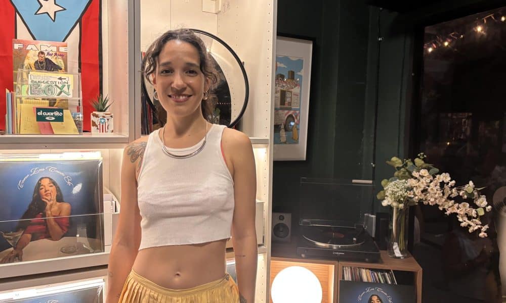 La cantante puertoriqueña iLe (d) posa este jueves, en San Juan (Puerto Rico). EFE/ Esther Alaejos