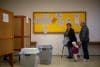 Una familia espera para votar este viernes en las elecciones legislativas en Ostrava (República Checa). EFE/EPA/MARTIN DIVISEK
