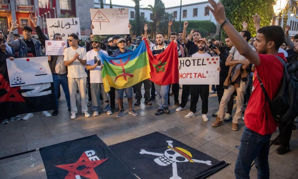 Manifestantes gritan y sostienen pancartas durante una protesta organizada por el colectivo autodenominado GenZ 212 en Rabat, Marruecos. EFE/EPA/JALAL MORCHIDI