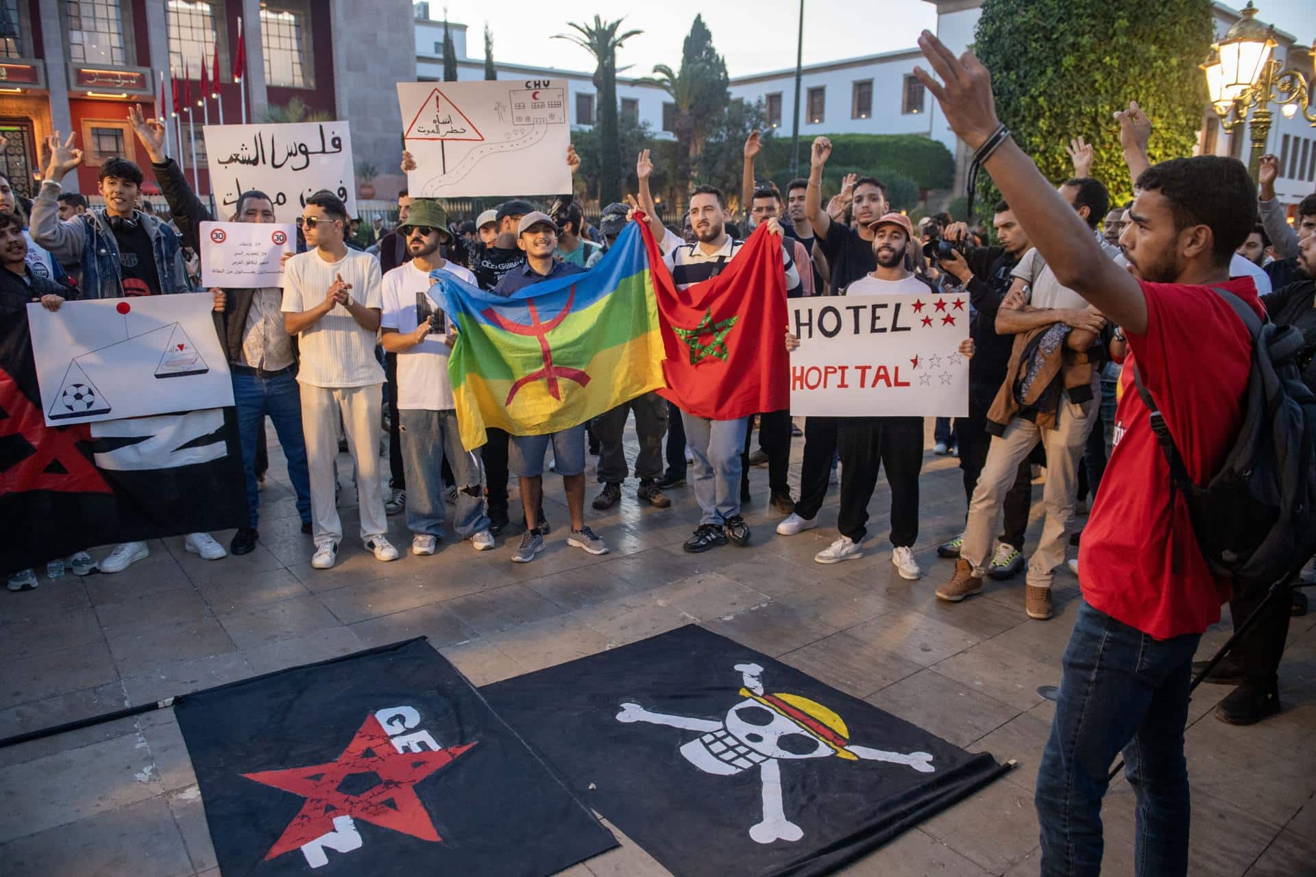 Manifestantes gritan y sostienen pancartas durante una protesta organizada por el colectivo autodenominado GenZ 212 en Rabat, Marruecos. EFE/EPA/JALAL MORCHIDI