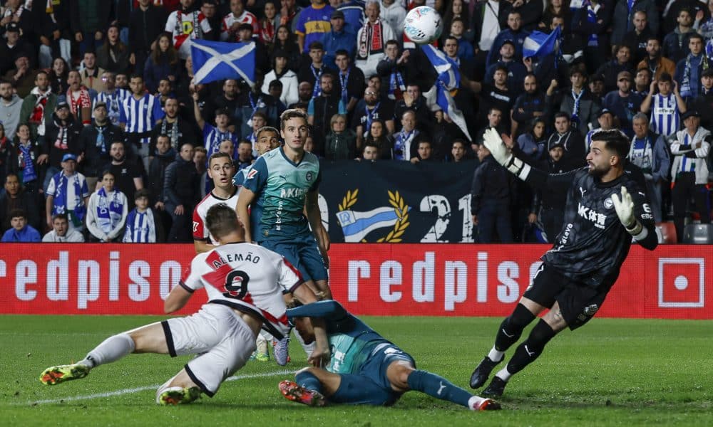 -El delantero del Rayo Vallecano Alexandre Zurawsk "Alemão", y el portero del Alavés Antonio Sivera, durante el partido de la jornada 10 de LaLiga EA Sports, en el estadio de Vallecasen madrid.- EFE/ J.J. Guillén