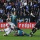 -El delantero del Rayo Vallecano Alexandre Zurawsk "Alemão", y el portero del Alavés Antonio Sivera, durante el partido de la jornada 10 de LaLiga EA Sports, en el estadio de Vallecasen madrid.- EFE/ J.J. Guillén