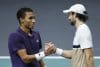 El canadiense Felix Auger-Aliassime (i) celebra su triunfo de este viernes contra el monegasco Valentin Vacherot (d) en los cuartos de final del Masters 1000 de París. EFE/ YOAN VALAT