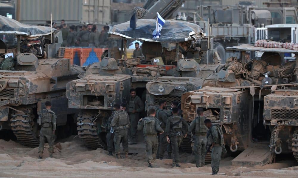 Imagen del 10 de octubre de 2025 de soldados y tanques de Israel. EFE/EPA/ATEF SAFADI