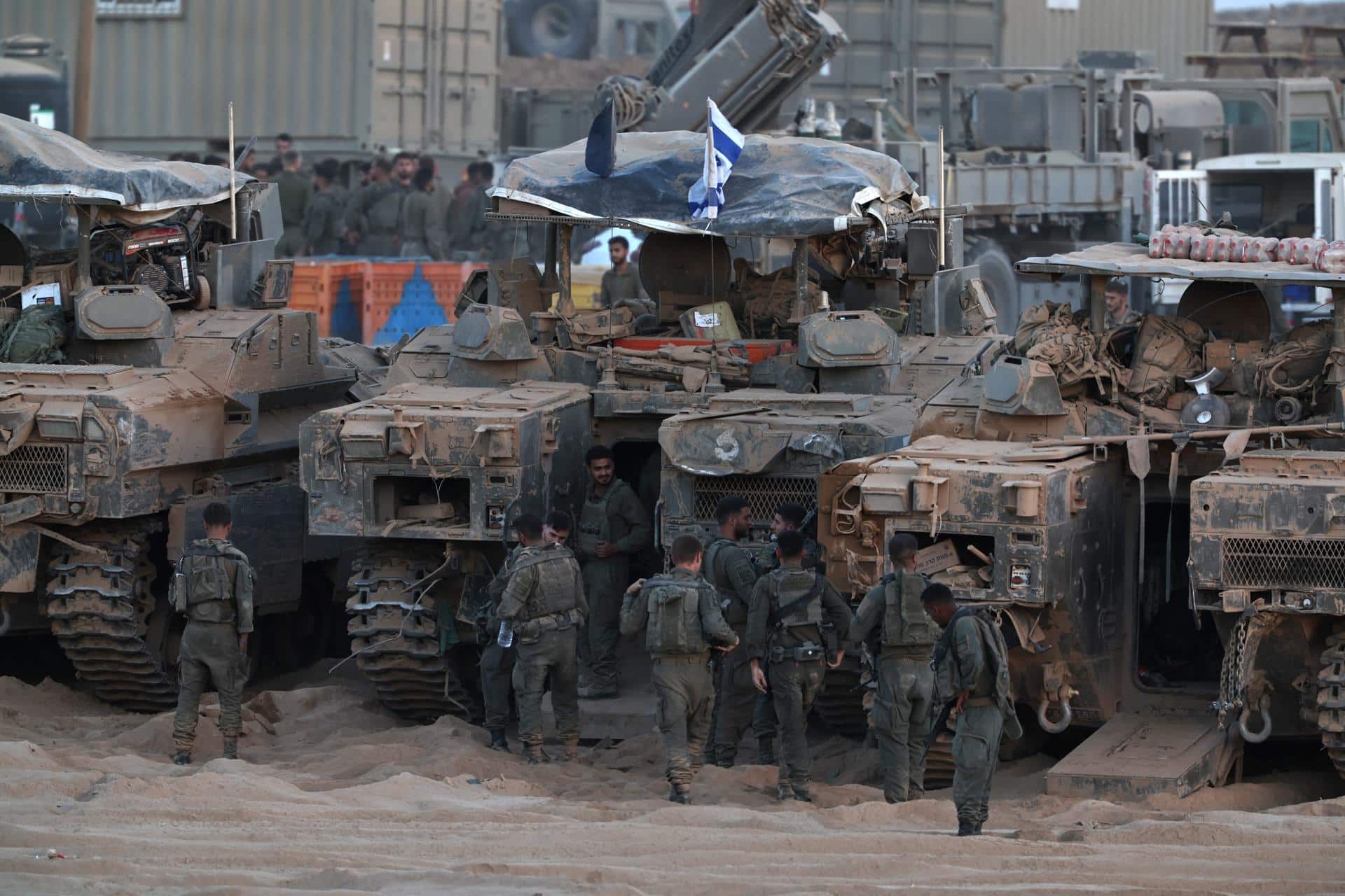 Imagen del 10 de octubre de 2025 de soldados y tanques de Israel. EFE/EPA/ATEF SAFADI