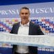 El nuevo entrenador del Oviedo, Luis Carrión, posa con una bufanda del club durante su presentación oficial, este viernes en el estadio Carlos Tartiere de la capital asturiana. EFE/Paco Paredes