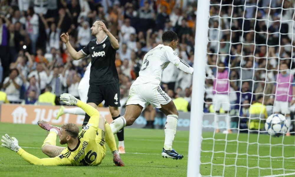 El centrocampista del Real Madrid Jude Bellingham (c) celebra tras marcar ante la Juventus, durante el partido de la tercera jornada de la Liga de Campeones que Real Madrid y Juventus disputaron en el estadio Santiago Bernabéu. EFE/Juanjo Martín
