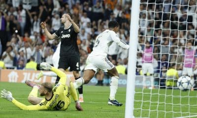 El centrocampista del Real Madrid Jude Bellingham (c) celebra tras marcar ante la Juventus, durante el partido de la tercera jornada de la Liga de Campeones que Real Madrid y Juventus disputaron en el estadio Santiago Bernabéu. EFE/Juanjo Martín