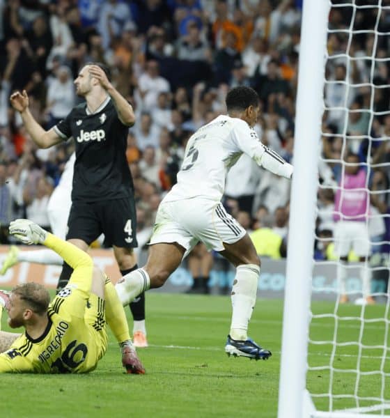 El centrocampista del Real Madrid Jude Bellingham (c) celebra tras marcar ante la Juventus, durante el partido de la tercera jornada de la Liga de Campeones que Real Madrid y Juventus disputaron en el estadio Santiago Bernabéu. EFE/Juanjo Martín