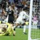 El centrocampista del Real Madrid Jude Bellingham (c) celebra tras marcar ante la Juventus, durante el partido de la tercera jornada de la Liga de Campeones que Real Madrid y Juventus disputaron en el estadio Santiago Bernabéu. EFE/Juanjo Martín