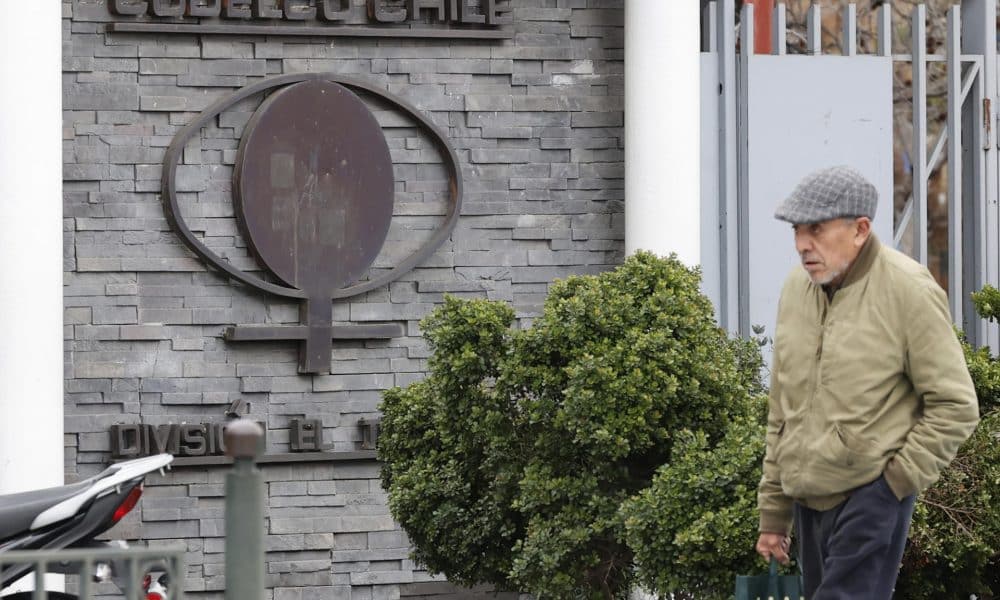 Fotografía de archivo de un hombre pasa frente a las oficinas centrales de la división de la mina El Teniente, en Rancagua (Chile).EFE/ Elvis González