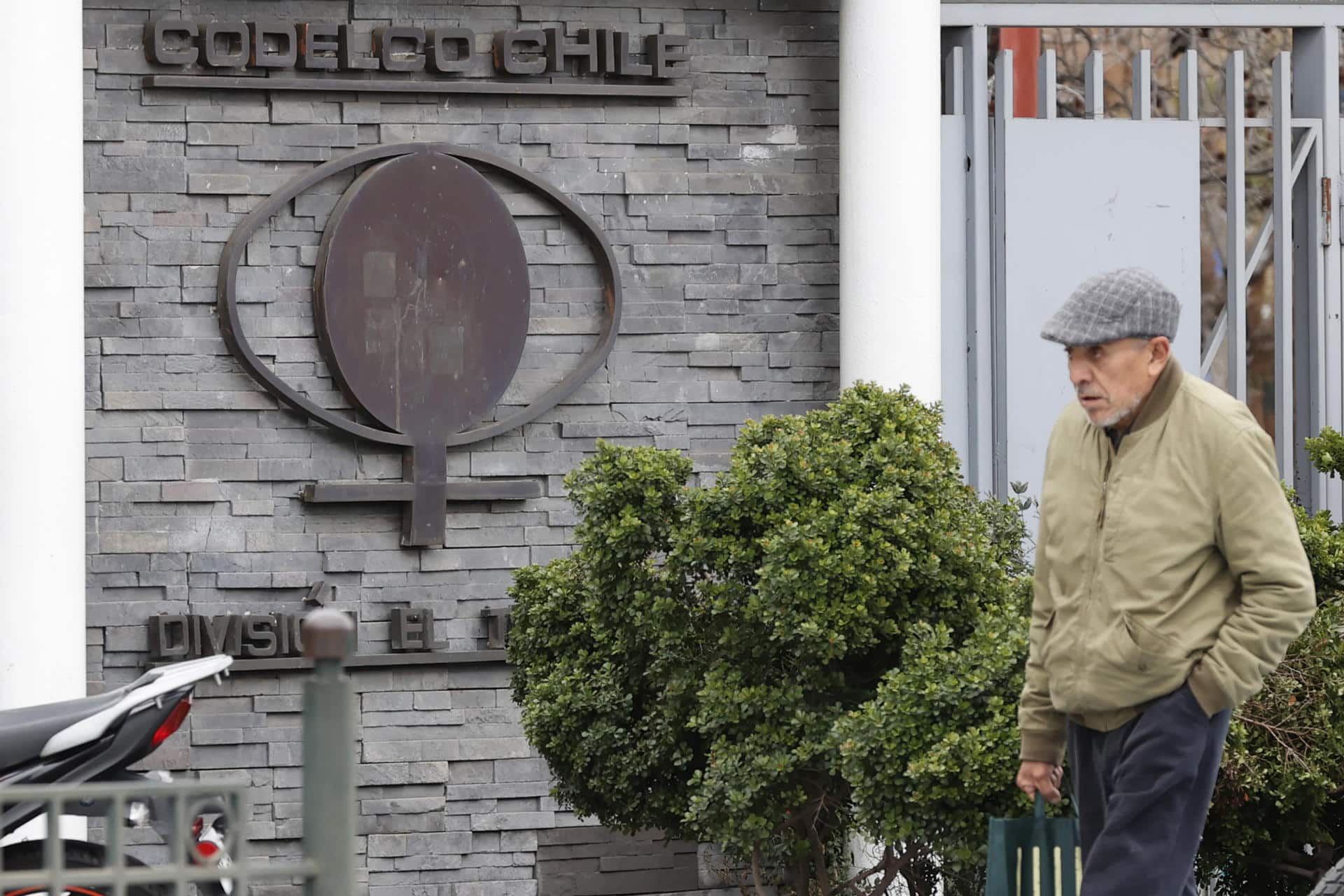 Fotografía de archivo de un hombre pasa frente a las oficinas centrales de la división de la mina El Teniente, en Rancagua (Chile).EFE/ Elvis González