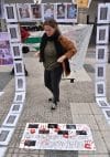 Una mujer observa un cartel durante una manifestación en apoyo a Palestina este martes, en Cochabamba (Bolivia). EFE/ Jorge Ábrego