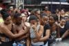 Personas lloran en una calle donde se encuentran cuerpos sin vida este miércoles, en Río de Janeiro (Brasil).EFE/ Antonio Lacerda