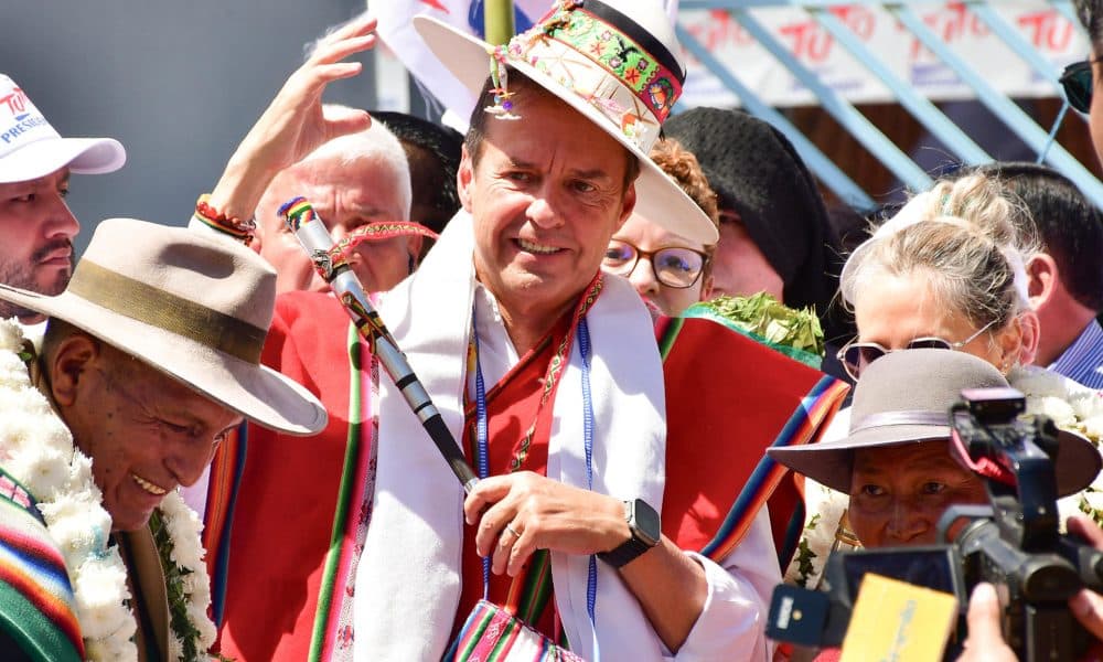 Fotografía del 10 de octubre de 2025 del expresidente y candidato Jorge Tuto Quiroga (c) saludando a simpatizantes, en Cochabamba (Bolivia). EFE/ Jorge Abrego