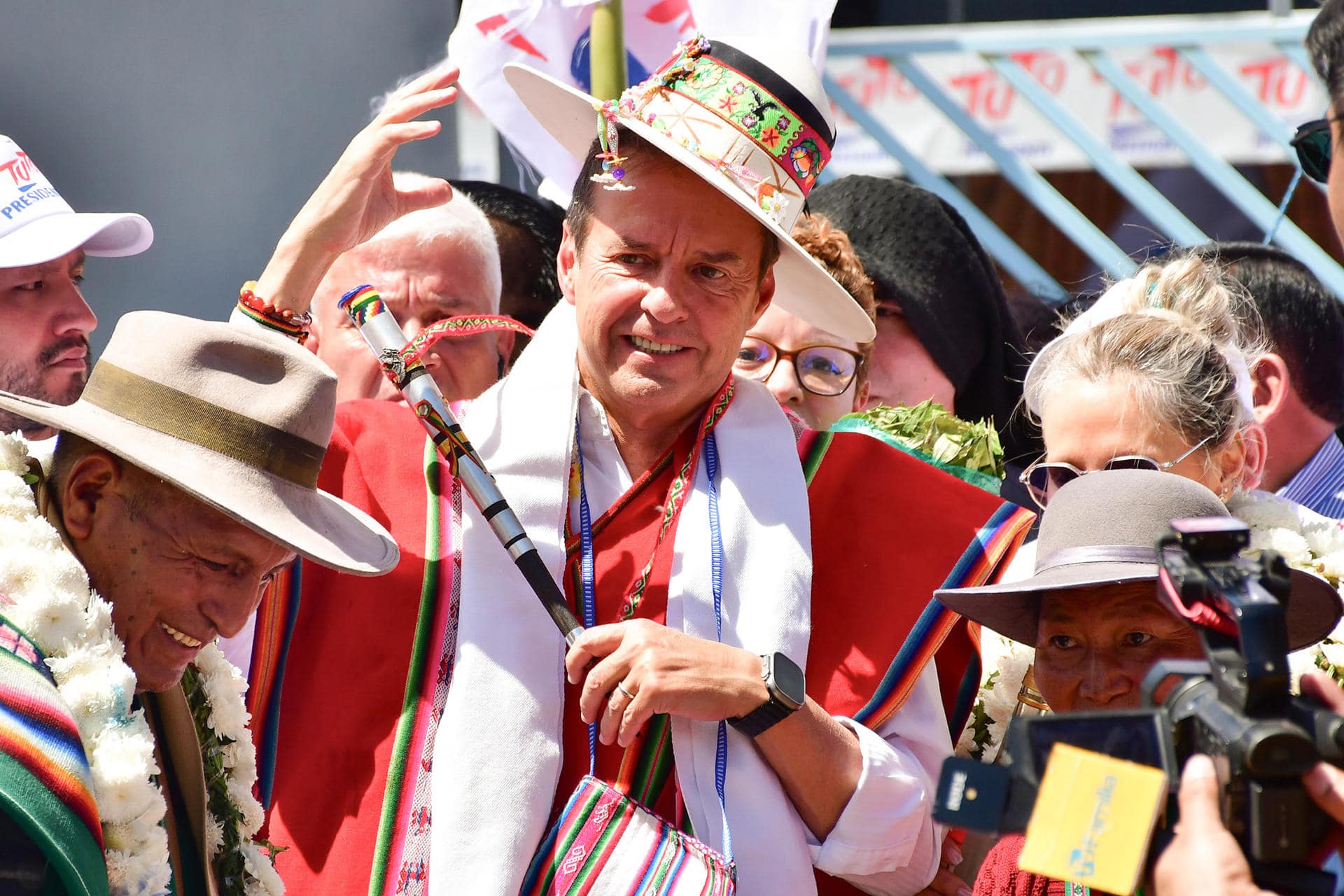 Fotografía del 10 de octubre de 2025 del expresidente y candidato Jorge Tuto Quiroga (c) saludando a simpatizantes, en Cochabamba (Bolivia). EFE/ Jorge Abrego