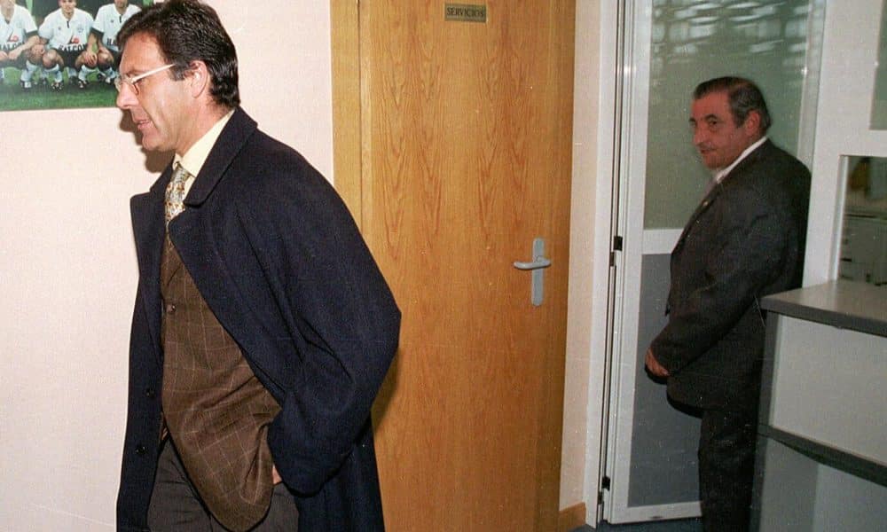 Foto de archivo del 4 de enero de 199, con Miguel Ángel Russo (i) entonces entrenador de la UD Salamanca, saliendo de una reunión con el presidente, Juan José Hidalgo (d), en las oficinas del club. EFE/EDUARDO MARGARETO