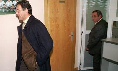 Foto de archivo del 4 de enero de 199, con Miguel Ángel Russo (i) entonces entrenador de la UD Salamanca, saliendo de una reunión con el presidente, Juan José Hidalgo (d), en las oficinas del club. EFE/EDUARDO MARGARETO