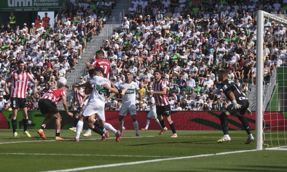 Partido correspondiente a la jornada 9 de LaLiga entre el Elche y el Athletic, este domingo, en el estadio Manuel Martínez Valero de Elche. EFE/ Pablo Miranzo