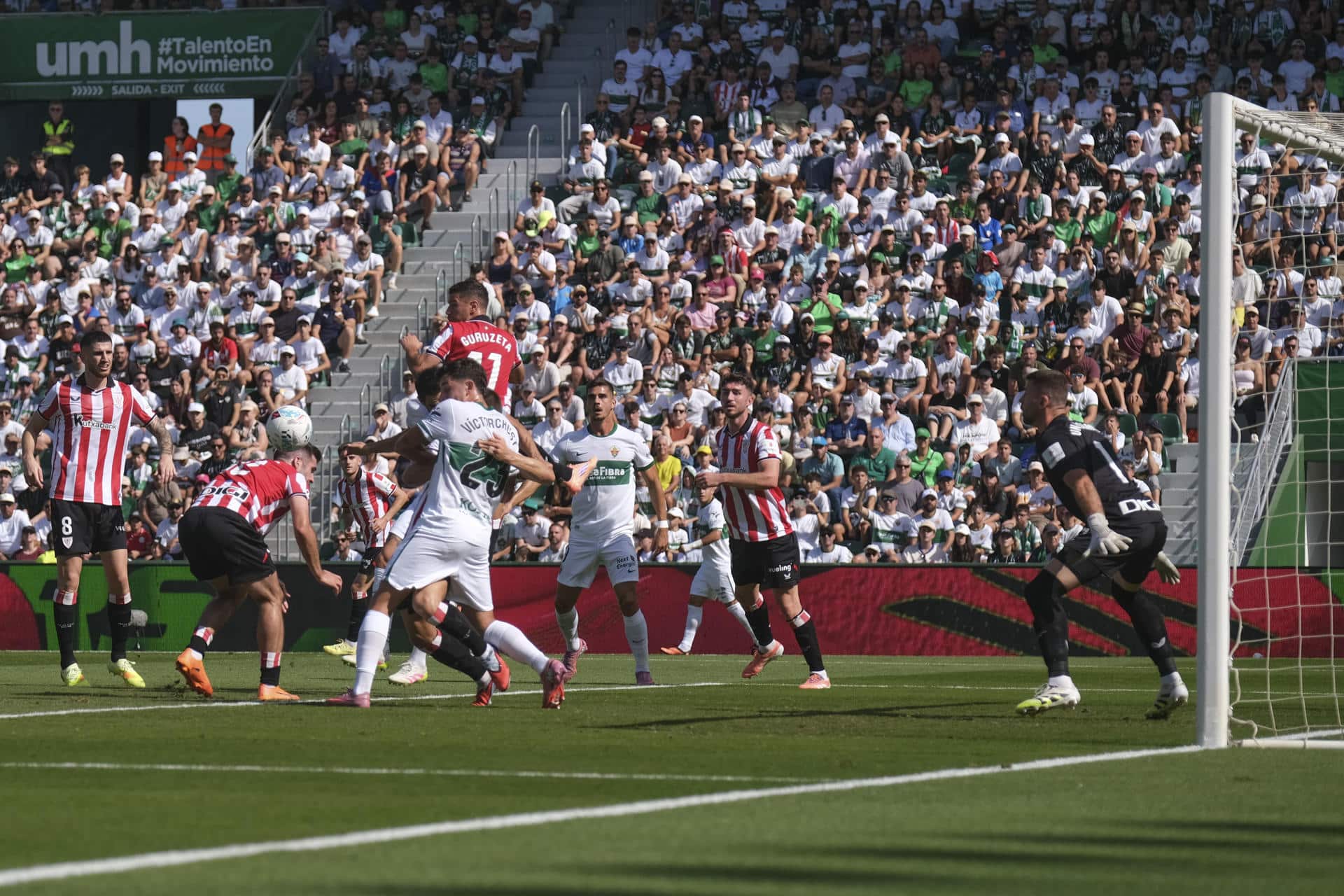 Partido correspondiente a la jornada 9 de LaLiga entre el Elche y el Athletic, este domingo, en el estadio Manuel Martínez Valero de Elche. EFE/ Pablo Miranzo