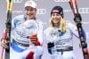 El suizo Marco Odermatt (i.) y la estadounidense Mikaela Shiffrin (d.) en una imagen de archivo, posando con los trofeos que les acrditan como ganadores de la Copa del Mundo de esquí alpino. EFE/EPA/URS FLUEELER